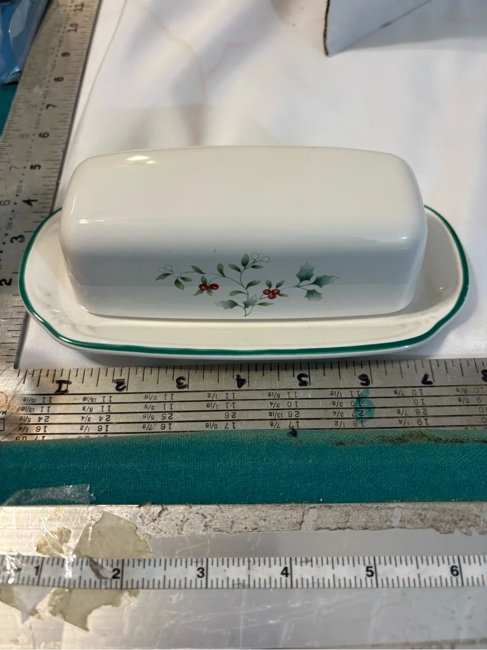 Pfaltzgraff Winterberry covered butter dish classic holly berry White with Green